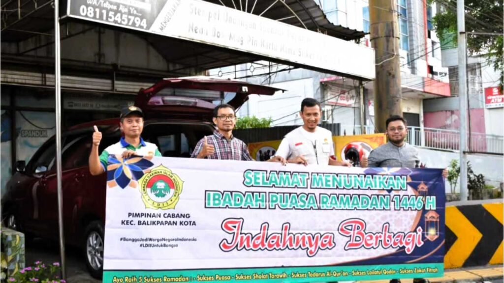 Ketua PC LDII Kec. Balikpapan Kota H. Kabul Suprayitno (kiri) foto bersama sebelum pembagian paket takjil di Jaln Jend. Sudirman. Foto: LINES Balikpapan