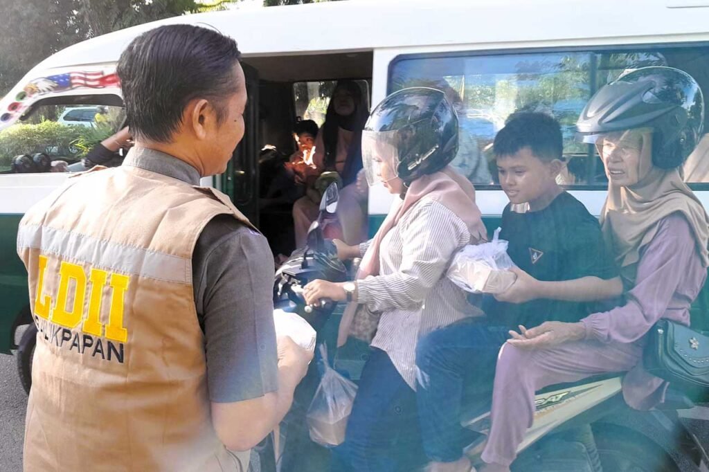 Ketua PC LDII Kec. Balikpapan Selatan Ustaz H. Supriadi membagikan takjil kepada pelintas jalan. Foto: LINES Balikpapan