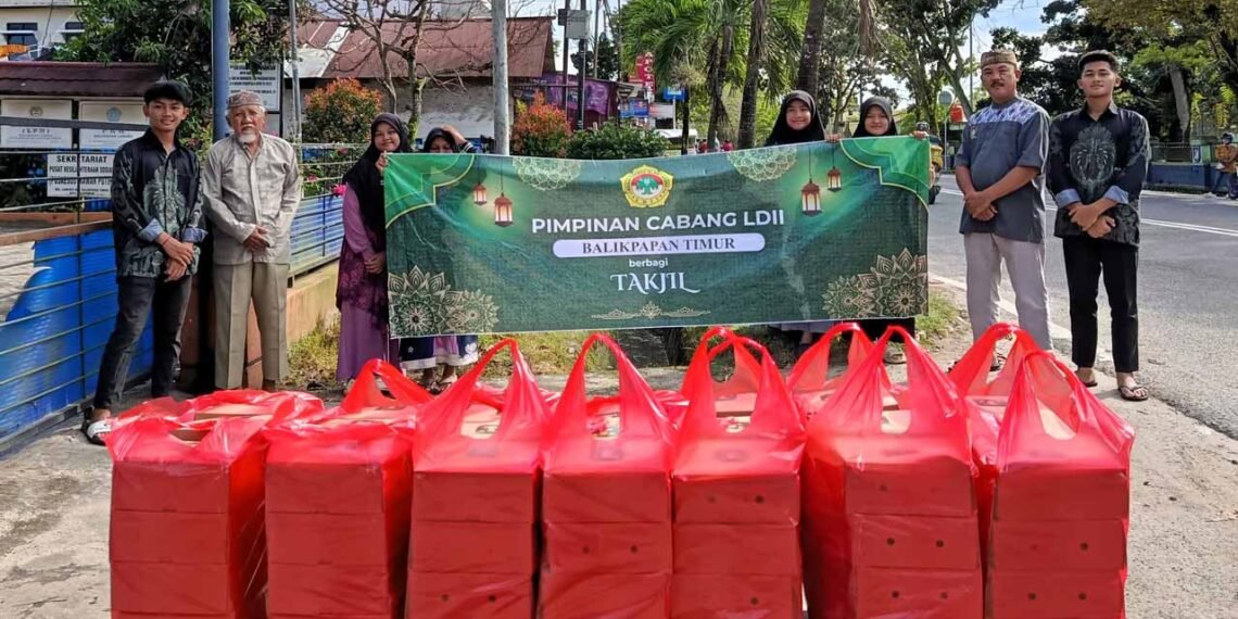 PC LDII Kec. Balikpapan Timur berbagi takjil di bulan Ramadan di Jalan Mulawarman, Kel. Manggar, KEc. Balikpapan Timur, Minggu (16/3/2025). Foto: LINES