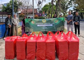 PC LDII Kec. Balikpapan Timur berbagi takjil di bulan Ramadan di Jalan Mulawarman, Kel. Manggar, KEc. Balikpapan Timur, Minggu (16/3/2025). Foto: LINES