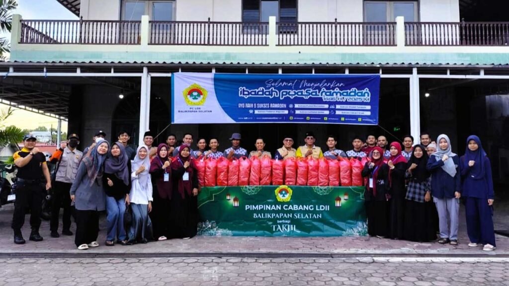 Ketua DPD LDII Kota Balikpapan H. Herry Fathamsyah didampingi Wakil Ketua H. Herman Arsyad dan Ketua PC LDII Kec. Balikpapan Selatan Ustaz H. Supriadi berfoto bersama sebelum pembagian takjil di jalan dekat Bandara Internasional SAMS Sepinggan Balikpapan, Minggu (9/3/2025). Foto: LINES Balikpapan