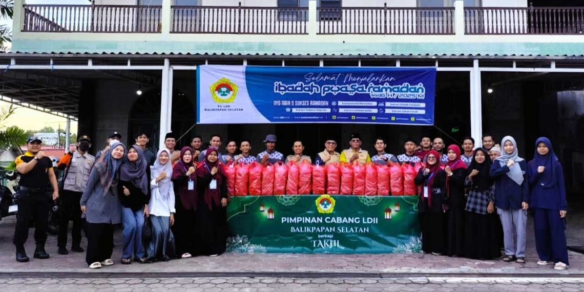 Ketua DPD LDII Kota Balikpapan H. Herry Fathamsyah didampingi Wakil Ketua H. Herman Arsyad dan Ketua PC LDII Kec. Balikpapan Selatan Ustaz H. Supriadi berfoto bersama sebelum pembagian takjil di jalan dekat Bandara Internasional SAMS Sepinggan Balikpapan, Minggu (9/3/2025). Foto: LINES Balikpapan