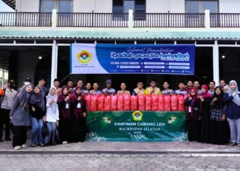 Ketua DPD LDII Kota Balikpapan H. Herry Fathamsyah didampingi Wakil Ketua H. Herman Arsyad dan Ketua PC LDII Kec. Balikpapan Selatan Ustaz H. Supriadi berfoto bersama sebelum pembagian takjil di jalan dekat Bandara Internasional SAMS Sepinggan Balikpapan, Minggu (9/3/2025). Foto: LINES Balikpapan