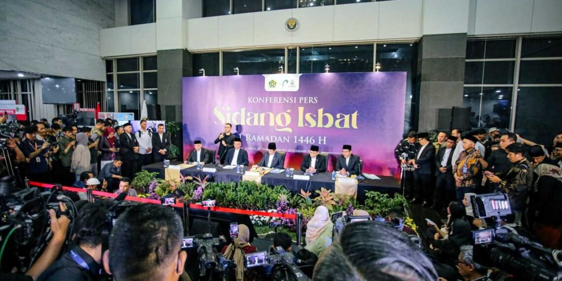 Pemerintah melalui Kementerian Agama (Kemenag) RI resmi menetapkan 1 Ramadan 1446 H jatuh pada Sabtu, 1 Maret 2025. Keputusan ini diumumkan dalam Sidang Isbat yang digelar di kantor Kemenag RI, Jakarta, pada Jumat (28/2). Foto: LINES