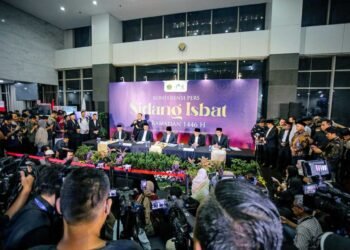 Pemerintah melalui Kementerian Agama (Kemenag) RI resmi menetapkan 1 Ramadan 1446 H jatuh pada Sabtu, 1 Maret 2025. Keputusan ini diumumkan dalam Sidang Isbat yang digelar di kantor Kemenag RI, Jakarta, pada Jumat (28/2). Foto: LINES