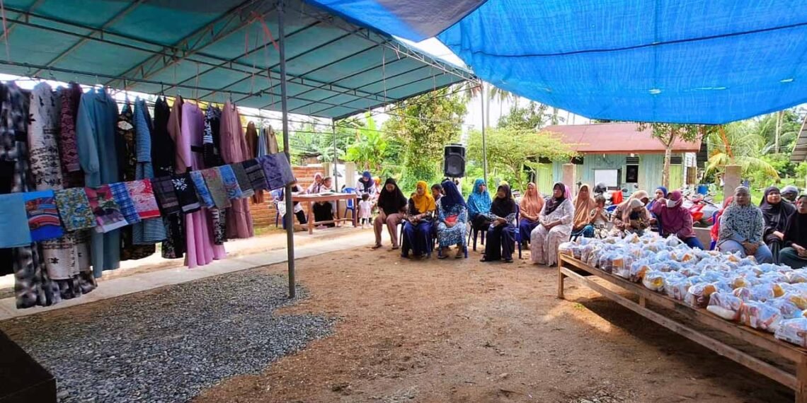 Warga sedang menyimak pembukaan dari panitia menunggu dimulainya Bazar Baju Barokah dan Sembako Gratis oleh PAC LDII Kel. Lamaru, Kec. Balikpapan Timur, Sabtu (22/3/2025). Foto: LINES
