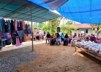 Warga sedang menyimak pembukaan dari panitia menunggu dimulainya Bazar Baju Barokah dan Sembako Gratis oleh PAC LDII Kel. Lamaru, Kec. Balikpapan Timur, Sabtu (22/3/2025). Foto: LINES