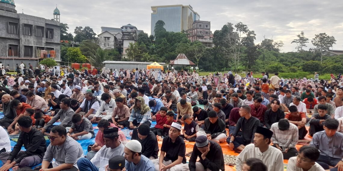 Ketua DPD LDII Sholat Idul Fitri di Lapangan Masjid Al Ajwah Balikpapan