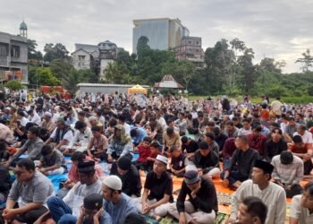 Ketua DPD LDII Sholat Idul Fitri di Lapangan Masjid Al Ajwah Balikpapan