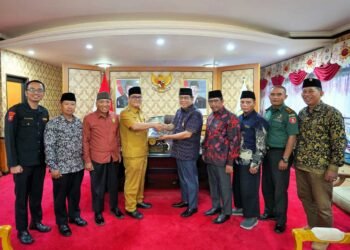 Foto bersama para pengurus LDII. Tampak H. Herry Fathamsyah memperkenalkan kegiatan LDII lewat Majalah Nuansa kepada Wawali Balikpapan H. Bagus Susetyo. Foto: LINES