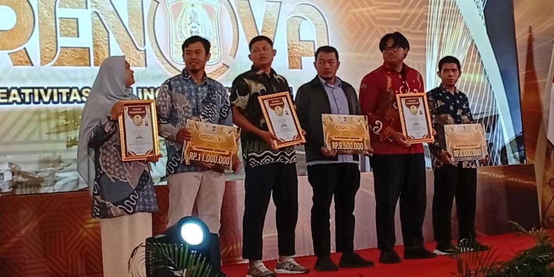Yudo Prasongko (tiga dari kanan) dan Sodiq Isnadi (tiga dari kiri) saat bersama para juara lomba Krenova 2025 kategori masyarakat umum, yang diselenggarakan Bappeda Litbang Kota Balikpapan, Rabu (28/5). Foto: LINES