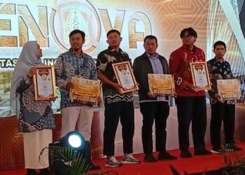 Yudo Prasongko (tiga dari kanan) dan Sodiq Isnadi (tiga dari kiri) saat bersama para juara lomba Krenova 2025 kategori masyarakat umum, yang diselenggarakan Bappeda Litbang Kota Balikpapan, Rabu (28/5). Foto: LINES