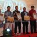 Yudo Prasongko (tiga dari kanan) dan Sodiq Isnadi (tiga dari kiri) saat bersama para juara lomba Krenova 2025 kategori masyarakat umum, yang diselenggarakan Bappeda Litbang Kota Balikpapan, Rabu (28/5). Foto: LINES