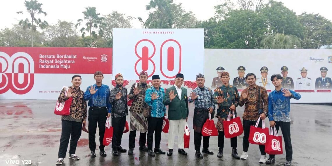 H. Herry Fathamsyah berfoto bersama dengan para undangan usai mengikuti prosesi upacara. Foto: Istimewa