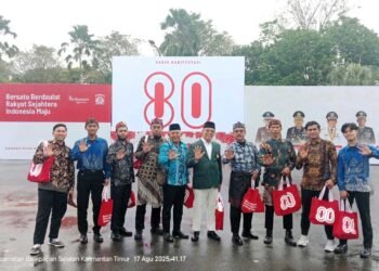 H. Herry Fathamsyah berfoto bersama dengan para undangan usai mengikuti prosesi upacara. Foto: Istimewa