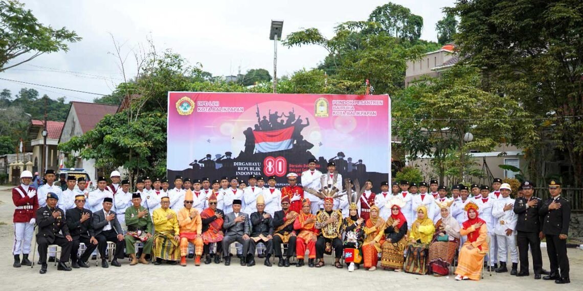Foto bersama para sesepuh Pondok Pesantren Bairuha bersama pasukan pengibar bendera usai upacara bendera. Foto: LINES