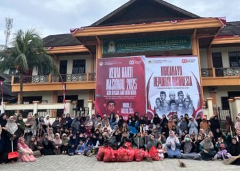 Warga LDII melaksanakan kerja bakti di sekitar Ponpes Bairuha dan SMAIT Tri Sukses Generus Kec. Balikpapan Tengah, Minggu (10/8/2025). Foto: LINES