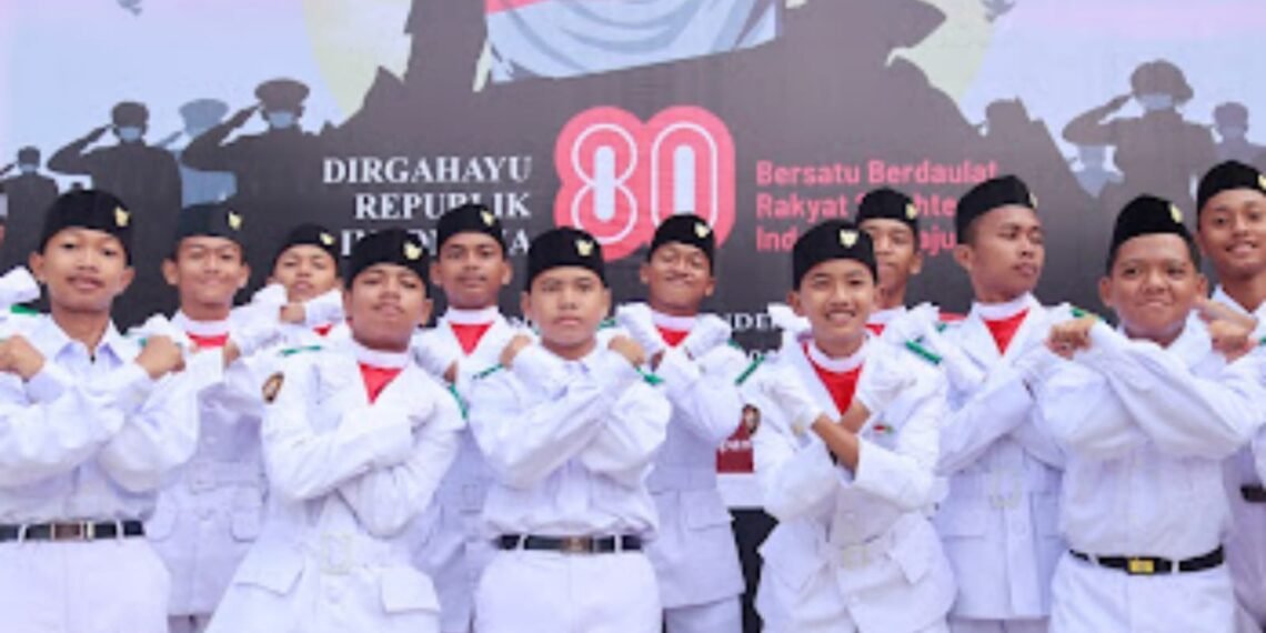 Pasukan pengibar bendera merah putih (Paskibra) siswa SMPIT dan SMAIT Tri Sukses Generus (TSG) yang bangga dan semangat sukses menyelesaikan tugas pengibaran bendera di Lapangan Pondok Pesantren Bairuha. Foto: LINES