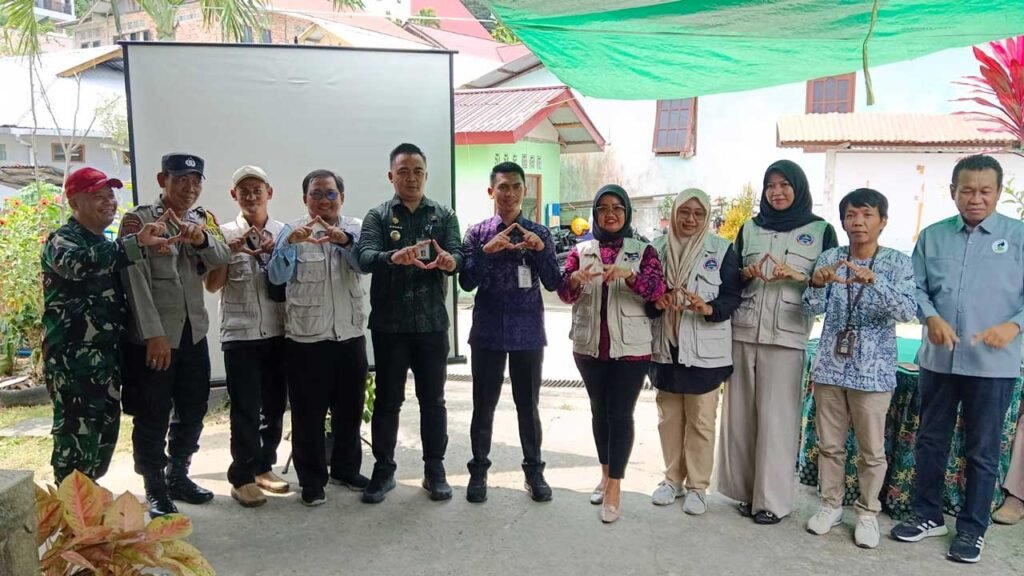 M Safii saat (empat dari kiri) foto bersama Camat Balikpapan Tengah Agung Budi Wibowo, S.STP., M.Si, Lurah Gunung Sari Ulu Rendra Hermawan beserta Babinsa dan Bhabinkamtibmas, para Ketua RT 24 dan 25, serta warga sekitar.serta panitia setempat. Foto: Istimewa