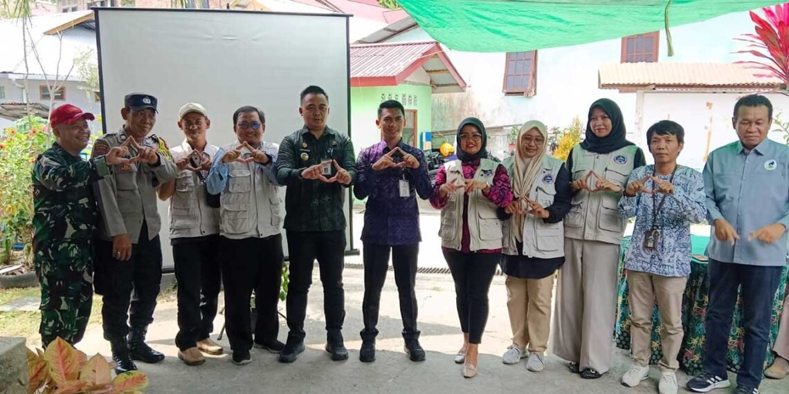 M Safii saat (empat dari kiri) foto bersama Camat Balikpapan Tengah Agung Budi Wibowo, S.STP., M.Si, Lurah Gunung Sari Ulu Rendra Hermawan beserta Babinsa dan Bhabinkamtibmas, para Ketua RT 24 dan 25, serta warga sekitar.serta panitia setempat. Foto: Istimewa