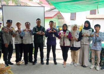 M Safii saat (empat dari kiri) foto bersama Camat Balikpapan Tengah Agung Budi Wibowo, S.STP., M.Si, Lurah Gunung Sari Ulu Rendra Hermawan beserta Babinsa dan Bhabinkamtibmas, para Ketua RT 24 dan 25, serta warga sekitar.serta panitia setempat. Foto: Istimewa
