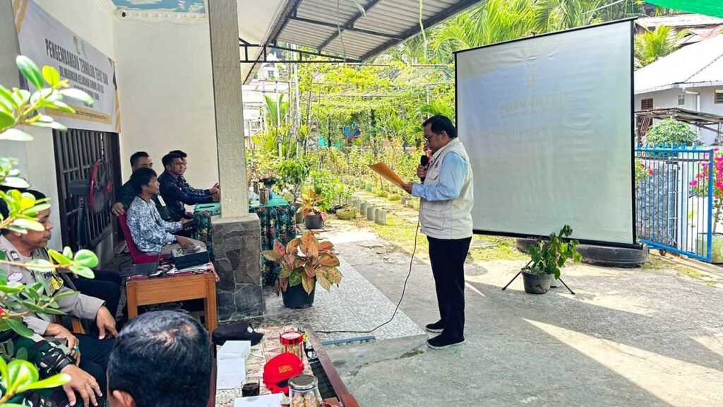 M Safii saat sosialisasi karyanya di hadapan Camat Balikpapan Tengah Agung Budi Wibowo, S.STP., M.Si, Lurah Gunung Sari Ulu Rendra Hermawan beserta Babinsa dan Bhabinkamtibmas serta panitia setempat. Foto: Istimewa