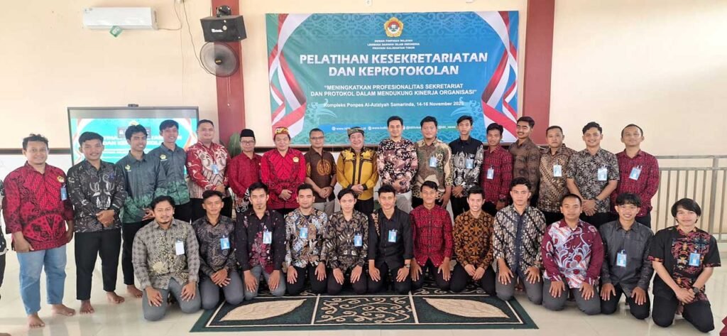 MC kondang Kaltim Abdul Majid foto bersama sebagian peserta dari sembilan DPD LDII kabupaten/kota se-Kalimantan Timur antusias mengikuti jalannya acara. Foto: LINES