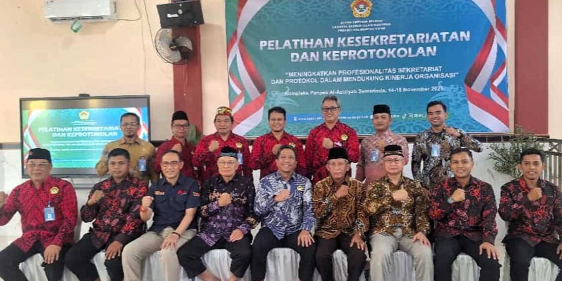 Ketua DPD LDII Kota Balikpapan H. Herry Fathamsyah bersama rombongan foto bersama narasumber dari DPP LDII H. Supriasto, SH., MH., Ketua Bidang Organisasi, Kaderisasi, dan Keanggotaan serta H. Ruly Siswa Bernaputra, Sekretaris Bidang OKK dan Ketua DPW LDII Kaltim Prof. Krishna P Candra. Foto: LINES