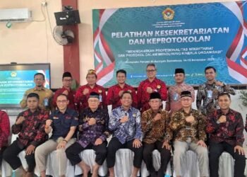Ketua DPD LDII Kota Balikpapan H. Herry Fathamsyah bersama rombongan foto bersama narasumber dari DPP LDII H. Supriasto, SH., MH., Ketua Bidang Organisasi, Kaderisasi, dan Keanggotaan serta H. Ruly Siswa Bernaputra, Sekretaris Bidang OKK dan Ketua DPW LDII Kaltim Prof. Krishna P Candra. Foto: LINES