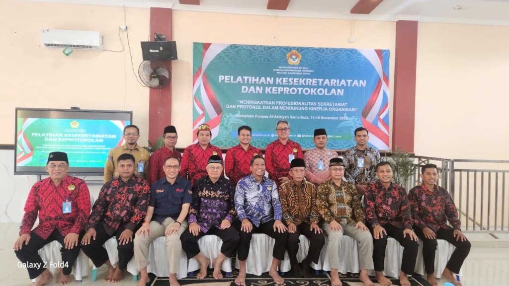 Ketua DPD LDII Kota Balikpapan H. Herry Fathamsyah bersama rombongan foto bersama narasumber dari DPP LDII H. Supriasto, SH., MH., Ketua Bidang Organisasi, Kaderisasi, dan Keanggotaan serta H. Ruly Siswa Bernaputra, Sekretaris Bidang OKK dan Ketua DPW LDII Kaltim Prof. Krishna P Candra. Foto: LINES