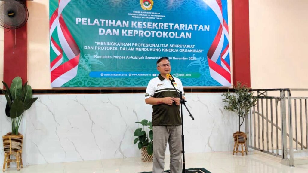 Ketua DPW LDII Kaltim, Prof. Dr. Ir. Krishna P. Candra, MS, memberikan sambutan kepada sekitar 100 peserta dan undangan dari 9 DPD LDII kabupaten/kota se-Kalimantan Timur, Sabtu (15/11/2025). Foto: LINES