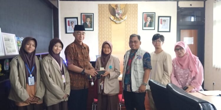 Ketua PAC LDII Gunung Sari Ulu Dampingi Penerapan Inovasi TTG Karya Siswi SMP IT Tri Sukses Generus