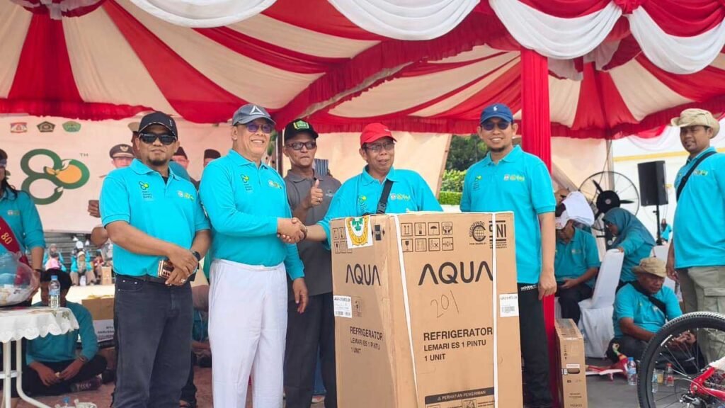 Acara yang berlangsung meriah ini ditutup dengan pembagian berbagai hadiah menarik. Tampak Ketua DPD LDII Kota Balikpapan menyerahkan hadiah kepada salah satu peserta yang beruntung. Foto: LINES Balikpapan