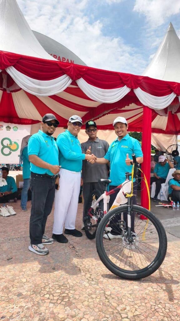 Ketua DPD LDII Kota Balikpapan menyerahkan hadiah sepeda gunung kepada salah satu peserta yang beruntung. Foto: LINES Balikpapan