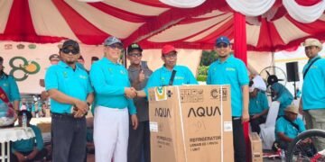 Acara yang berlangsung meriah ini ditutup dengan pembagian berbagai hadiah menarik. Tampak Ketua DPD LDII Kota Balikpapan menyerahkan hadiah kepada salah satu peserta yang beruntung. Foto: LINES Balikpapan
