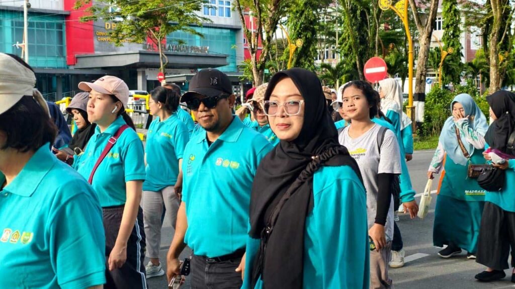 Tampak warga memeriahkan Jalan Sehat. Foto: LINES